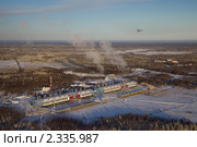 Вертолет над компрессорной станцией на магистральном нефтепроводе. Стоковое фото, фотограф Владимир Мельников / Фотобанк Лори