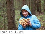 Девушка нашла в лесу много зонтичных опят. Стоковое фото, фотограф Alechandro / Фотобанк Лори