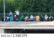 Два милиционера проводят беседу с подростками (2010 год). Редакционное фото, фотограф Alechandro / Фотобанк Лори
