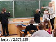 Учитель и школьники работают у доски (2011 год). Редакционное фото, фотограф Федор Королевский / Фотобанк Лори