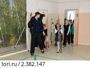 Дети с лыжами идут на урок физкультуры (2011 год). Редакционное фото, фотограф Вячеслав Палес / Фотобанк Лори