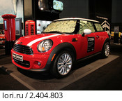 Деньги на машину. Красный автомобиль Мини Купер (Mini Cooper) с полным салоном долларов. (2010 год). Редакционное фото, фотограф Роман Коротков / Фотобанк Лори