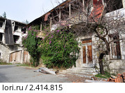 Старая Гагра, развалины старинного здания у крепости Абаата (2010 год). Стоковое фото, фотограф Анна Мартынова / Фотобанк Лори