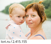 Женщина с маленьким сыном после купания в реке. Стоковое фото, фотограф Яков Филимонов / Фотобанк Лори