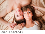 Счастливые молодые люди. Вид сверху. Стоковое фото, фотограф Валерия Лузина / Фотобанк Лори