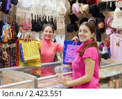 Счастливая женщина с покупками в магазине. Стоковое фото, фотограф Яков Филимонов / Фотобанк Лори