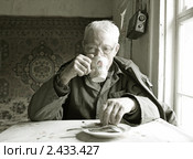 Пенсионер в деревенском доме (2009 год). Редакционное фото, фотограф Нина Ефремова / Фотобанк Лори