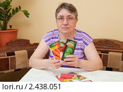Женщина с пакетиками семян (2011 год). Редакционное фото, фотограф Марина Славина / Фотобанк Лори