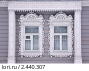 Коломенские окна с резными деревянными наличниками. Стоковое фото, фотограф Елена Гаврилова / Фотобанк Лори