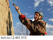 Альпинист поднимается на вершину. Стоковое фото, фотограф Rumo / Фотобанк Лори
