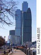 Набережная Тараса Шевченко. Вид на деловой центр Москва-Сити (2011 год). Редакционное фото, фотограф Яна Королёва / Фотобанк Лори