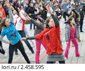 Всемирный день здоровья. Зарядка на площади (Сочи) (2011 год). Редакционное фото, фотограф Анна Мартынова / Фотобанк Лори