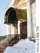 Борисоглебский монастырь. Вход в собор. Ярославская область (2011 год). Редакционное фото, фотограф Сергей Лаврентьев / Фотобанк Лори