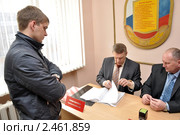 Призывник на призывной комиссии. Председатель призывной комиссии просматривает личное дело молодого человека перед вынесением окончательного вердикта: "Годен" (2011 год). Редакционное фото, фотограф Олег Пчелов / Фотобанк Лори