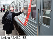 Женщина на платформе машет рукой вслед поезду. Стоковое фото, фотограф Кекяляйнен Андрей / Фотобанк Лори