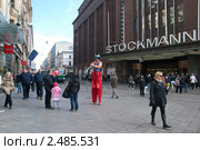 На улице в центре Хельсинки. Финляндия (2011 год). Редакционное фото, фотограф Румянцева Наталия / Фотобанк Лори