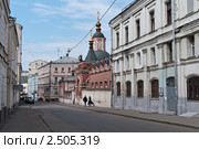 Подколокольный переулок и храм св. Николая Чудотворца, что в Подкопаях (2011 год). Редакционное фото, фотограф Аркадий Захаров / Фотобанк Лори