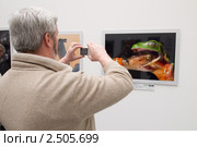 Мужчина фотографирует на выставке (2011 год). Редакционное фото, фотограф Вячеслав Палес / Фотобанк Лори