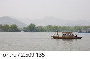 Прогулки на лодках по озеру Сиху в Китае (2011 год). Редакционное фото, фотограф Владимир Чинин / Фотобанк Лори