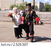 День Победы. Ветеран-есаул с супругой в парке им.Горького (2011 год). Редакционное фото, фотограф Илюхина Наталья / Фотобанк Лори