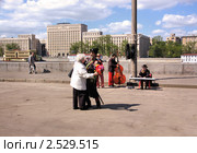 Пожилая пара танцует на набережной в День Победы (2011 год). Редакционное фото, фотограф Илюхина Наталья / Фотобанк Лори