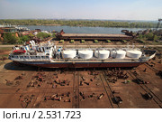 Нефтеналивной танкер на территории СЛИП (2011 год). Редакционное фото, фотограф Юлия Машкова / Фотобанк Лори