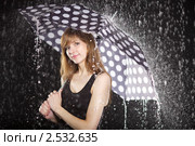 Девушка под зонтиком в потоках воды. Стоковое фото, фотограф Яна Королёва / Фотобанк Лори