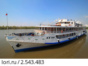 Водоизмещающее пассажирское судно "Родина" на Иртыше. Омск. (2011 год). Редакционное фото, фотограф Юлия Машкова / Фотобанк Лори