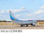 Cамолёт Боинг-737 авиакомпании "Ямал" в аэропорту города Надым перед взлётом. Ямало-Ненецкий АО (2011 год). Редакционное фото, фотограф Григорий Писоцкий / Фотобанк Лори