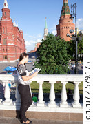 Красивая девушка читает книгу (2011 год). Редакционное фото, фотограф GANG / Фотобанк Лори