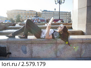 Красивая девушка читает книгу (2011 год). Редакционное фото, фотограф GANG / Фотобанк Лори