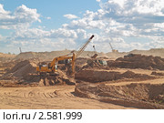 Подмосковье. Сычево. ГОК. Техника работает в карьере (2011 год). Редакционное фото, фотограф Сергей Соболев / Фотобанк Лори