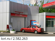 Битый автомобиль у автосервиса. Стоковое фото, фотограф Щеголева Ольга / Фотобанк Лори