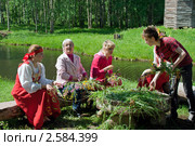 Плетение венков на праздник Троица (2009 год). Редакционное фото, фотограф ElenArt / Фотобанк Лори