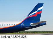 Крупным планом хвост самолета Airbus A321 авиакомпании "Аэрофлот" на взлетной полосе аэропорта (2011 год). Редакционное фото, фотограф Николай Винокуров / Фотобанк Лори