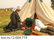 Медсестра возле раненого солдата на реконструкции Альминского сражения (2010 год). Редакционное фото, фотограф Кирилл Губа / Фотобанк Лори
