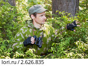 Егерь ведет наблюдение. Стоковое фото, фотограф Александр Романов / Фотобанк Лори