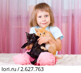 Девочка держит на руках котят. Стоковое фото, фотограф Типляшина Евгения / Фотобанк Лори