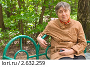 Женщина сидит на скамейке в парке. Стоковое фото, фотограф Марина Славина / Фотобанк Лори