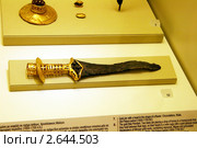 Бронзовый кинжал с рукояткой из листового золота. Malia, стародворцовый период, 1800-1700 до н.э. Археологический музей, Ираклион. Крит, Греция (2010 год). Редакционное фото, фотограф Щеголева Ольга / Фотобанк Лори