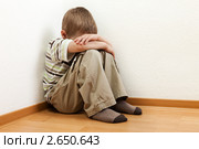Семейный конфликт - наказанный родителями маленький мальчик плачет в углу. Стоковое фото, фотограф Илья Андриянов / Фотобанк Лори