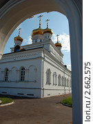 Церковь Георгия Победоносца в Егорьевске (старообрядческая). Вид через церковные ворота (2011 год). Стоковое фото, фотограф lana1501 / Фотобанк Лори
