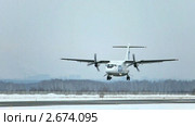 Турбовинтовой самолет ATR-42 авиакомпании UTAir совершает посадку в аэропорту Толмачево (2011 год). Редакционное видео, видеограф Игорь Жоров / Фотобанк Лори