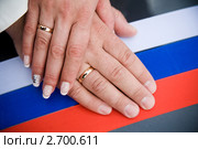 Руки новобрачных на ленте в цветах российского флага. Стоковое фото, фотограф Сайганов Александр / Фотобанк Лори