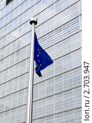 Флаг Евросоюза на фоне здания Европарламента в Брюсселе (2011 год). Стоковое фото, фотограф Илюхина Наталья / Фотобанк Лори
