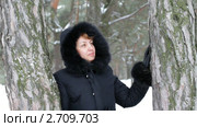Женщина в зимнем лесу. Стоковое видео, видеограф ILLYCH / Фотобанк Лори