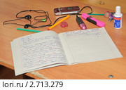 Школьная тетрадка по английскому с оценкой, леденец, мобильник, плеер и письменные принадлежности. Стоковое фото, фотограф Алёшина Оксана / Фотобанк Лори