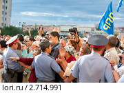 Усиленный наряд полиции сдерживает оцепление (2011 год). Редакционное фото, фотограф Александр Подшивалов / Фотобанк Лори