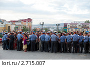 Усиленный наряд полиции сдерживает оцепление (2011 год). Редакционное фото, фотограф Александр Подшивалов / Фотобанк Лори