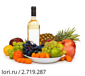 Натюрморт из бутылки белого вина и разных фруктов изолировано на белом фоне. Стоковое фото, фотограф pzAxe / Фотобанк Лори